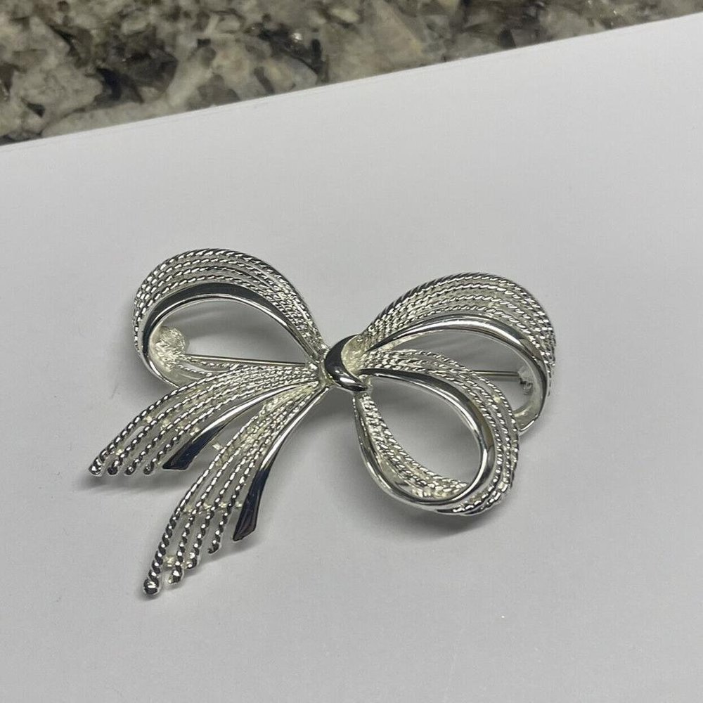 Pretty Signed Napier Women’s Costume Brooch Pin Silver Tone - Bow